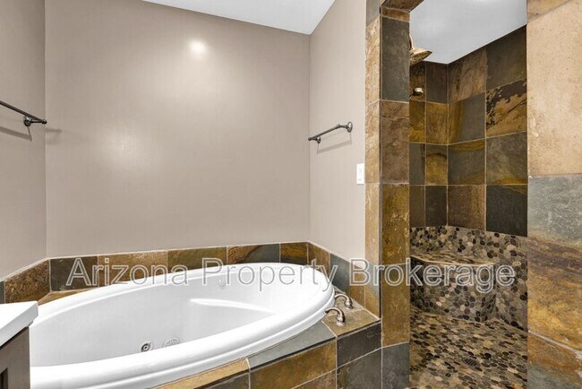 Building Photo - 5610 W Grovers Ave