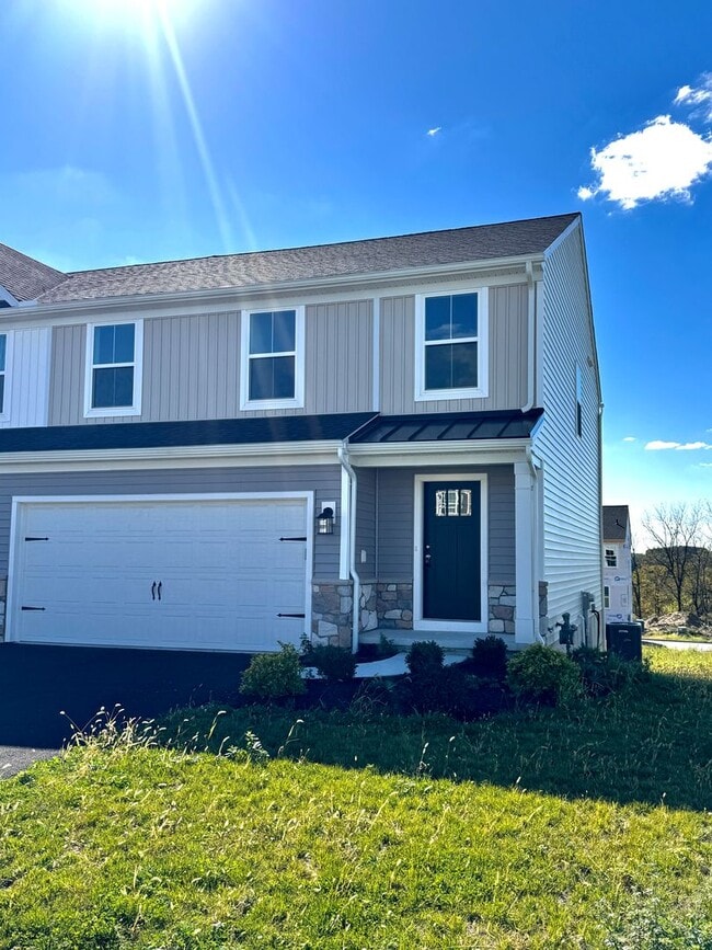 Building Photo - Newer Construction THREE BEDROOM/2.5 BATH TWIN