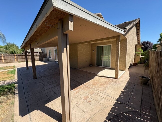 Building Photo - 2 Story Home Near Shopping Center Rent Ready!