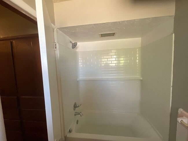 Building Photo - 3 Bed, 2 Bath, 1 Car Garage