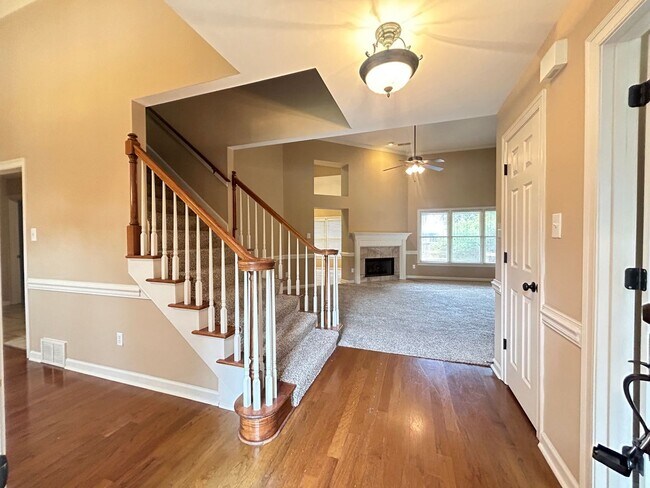 Building Photo - 4 BEDROOM/2 BATH HOME + Bonus Room in Rive...