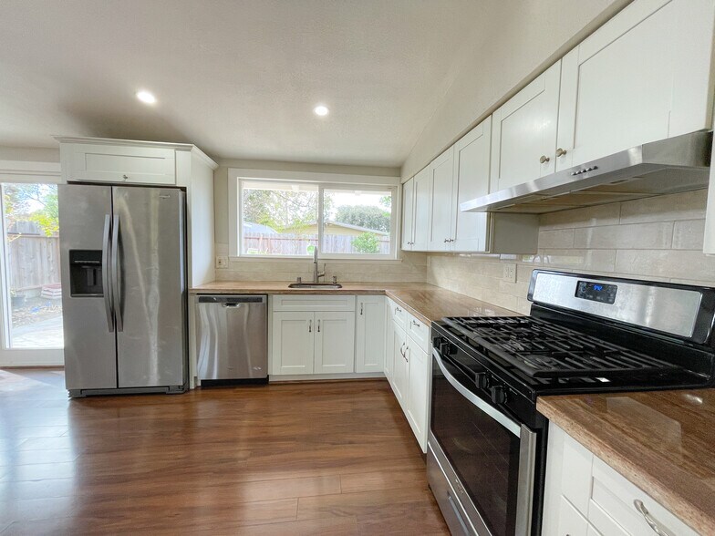 Building Photo - 758 Lakebird Dr