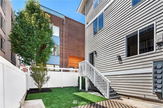 Building Photo - 315 W Roy St