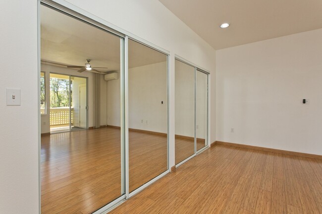 Building Photo - 3 BED, 2 BATH 2 PARKING IN GATED MOANALUA ...