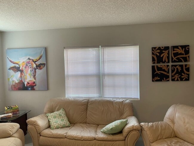 Building Photo - For Rent 4-Bedroom, 2-Bathroom single-family home