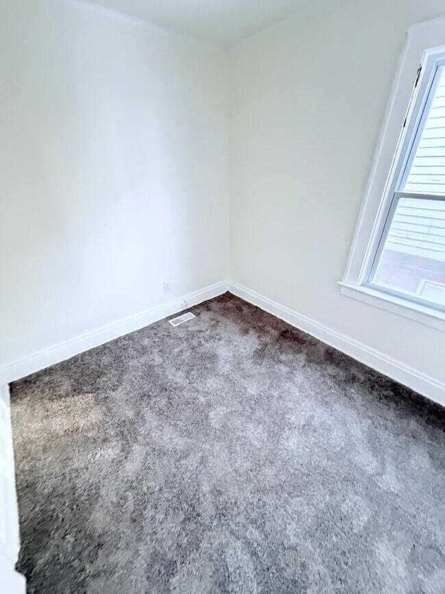 Building Photo - 3242-3242 Sycamore Rd