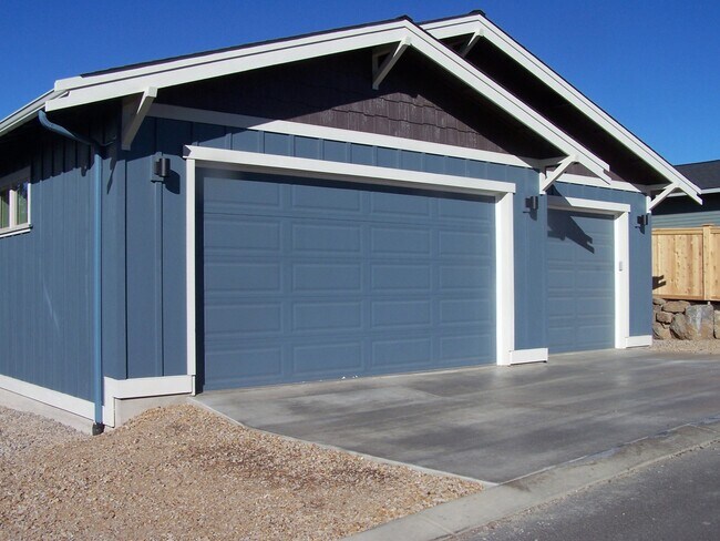 Building Photo - 61064 SE Ruby Peak Ln