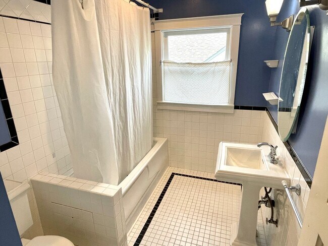 Building Photo - Coveted Laurelhurst Craftsman, Detached Garage, A/C, Hardwoods...A Rare Listing!