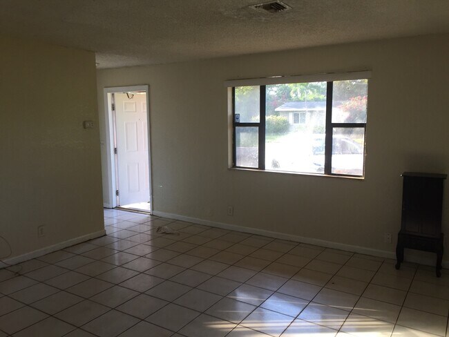 Building Photo - Large 3-1 house in the Manors  with big backyard and central air