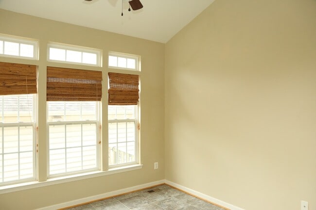 Building Photo - 4 Bedroom Townhouse on Abington Drive