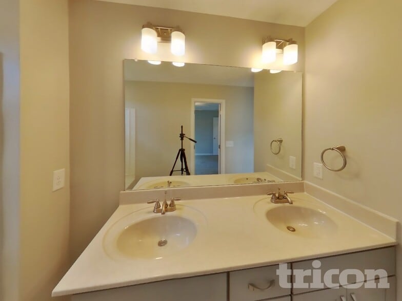 Building Photo - 549 Medallion Cir