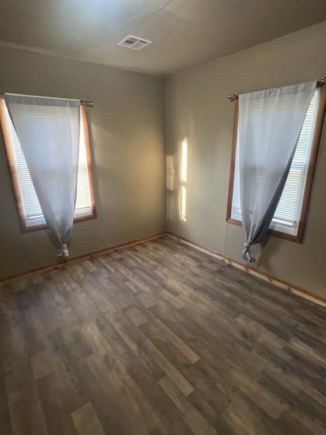 Building Photo - 2 Bedroom, 1 Bathroom House with a Garage ...