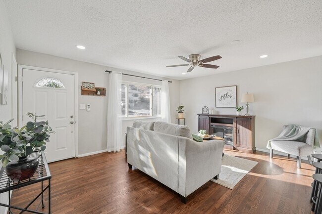 Building Photo - 4 Bed Beauty on West Side!