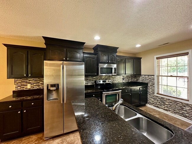 Building Photo - 3920 Cantle Dr