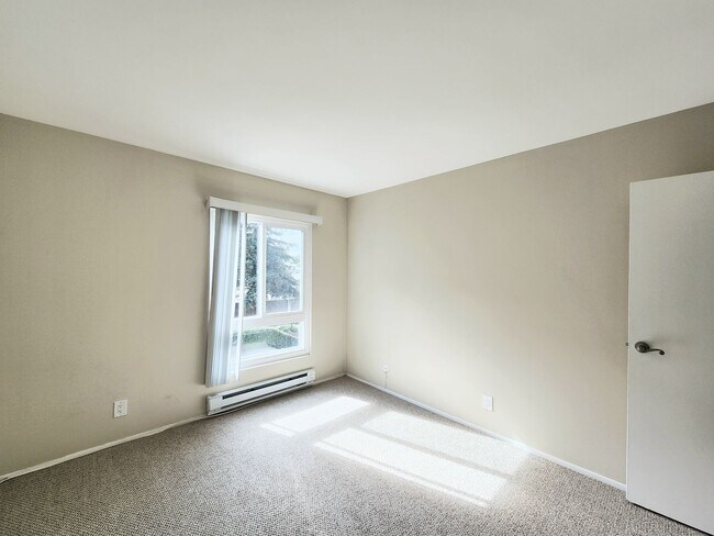 Building Photo - Woodlake two bed, 2 bath