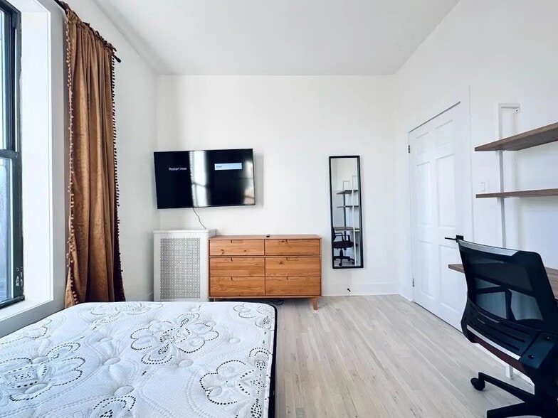 Building Photo - Furnished room/NOT APARTMENT
