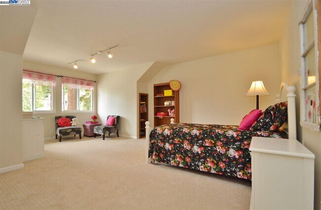 Building Photo - 2051 Pebble Dr