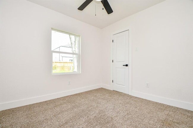 Building Photo - 4223 Elmwood St