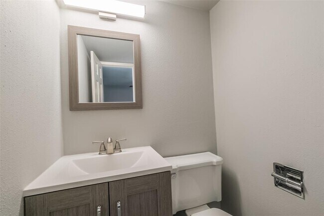Building Photo - 817 S Ripple Creek Dr