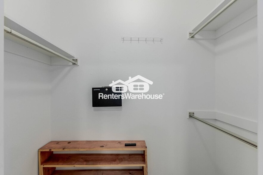 Building Photo - 13211 N Cedar Dr