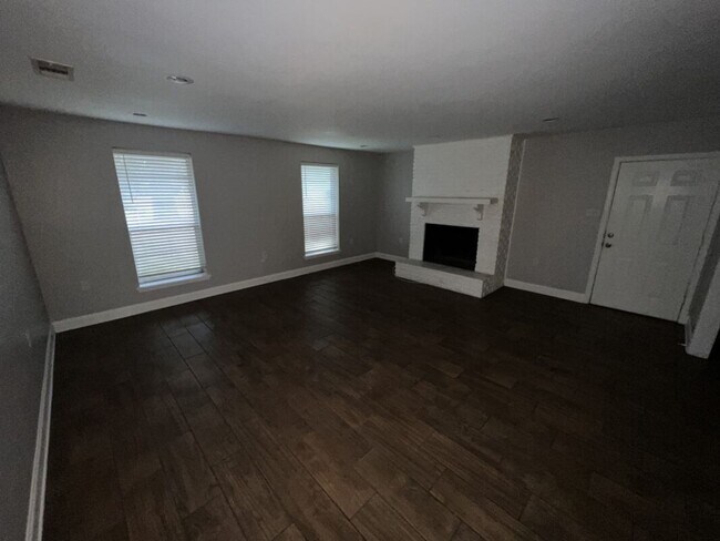 Building Photo - Spacious 4-bedroom 2.5-bathroom Home with Modern Upgrades