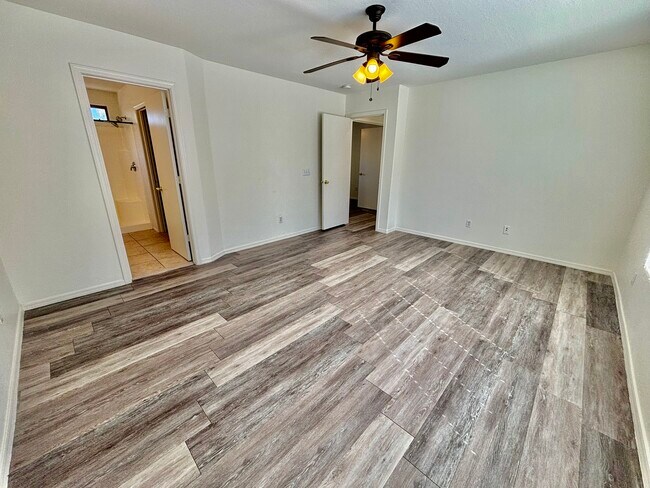 Building Photo - 3018 W Sands Dr