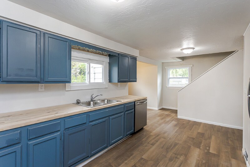 Building Photo - 4440 Fairview Dr