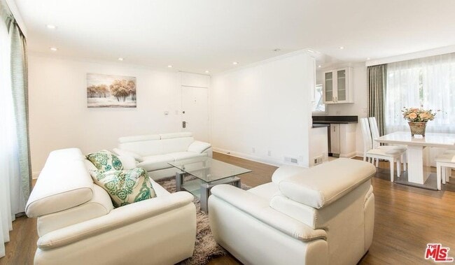 Building Photo - 140 San Vicente Blvd