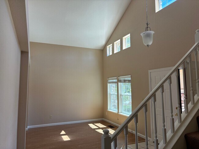 Building Photo - Beautiful Two-Story Home in highly desirab...