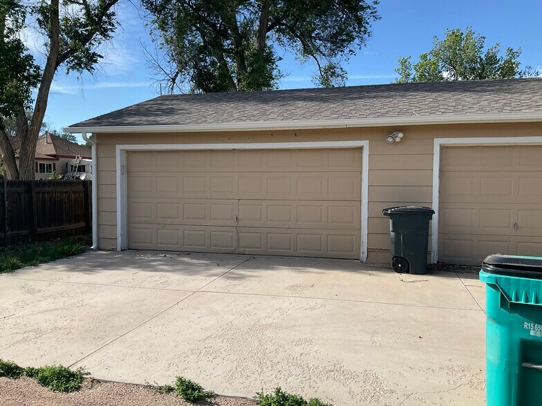 Double car garage - 3737 Roosevelt Ave