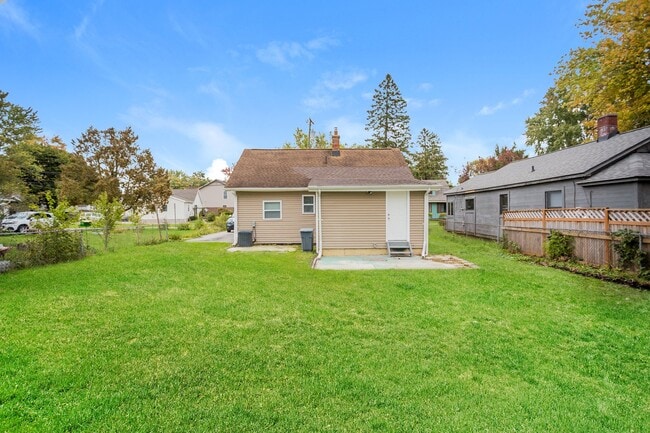 Building Photo - 1732 Sylvan Glen