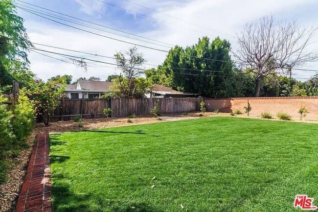 Building Photo - 539 S Parish Pl