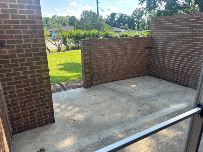 Building Photo - 110 Townhouse Dr