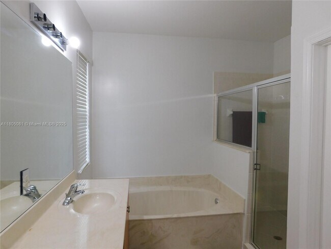 Building Photo - 1750 NE 37th Pl