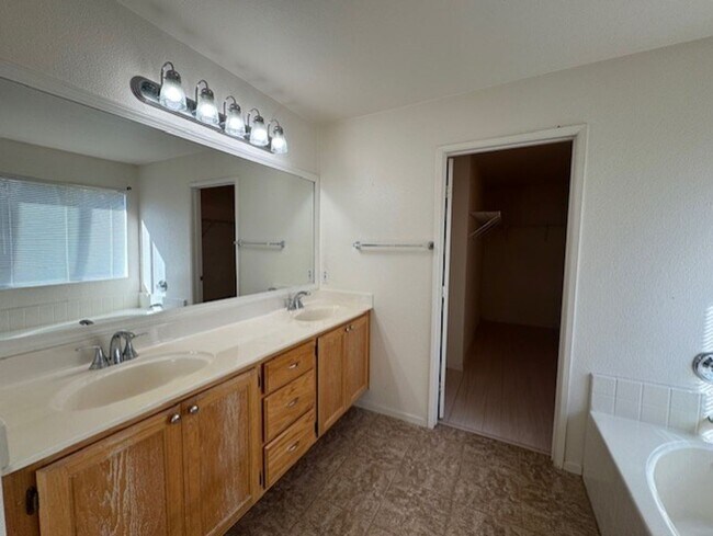 Building Photo - Gold River 4 Bedroom with Large Brick Patio in backyard!