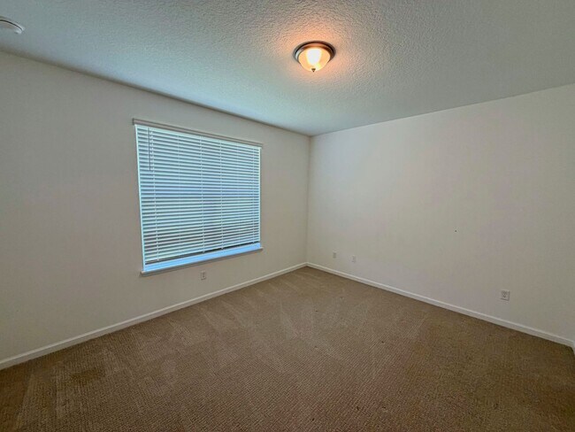 Building Photo - Beautiful 3 Bedroom, 2.5 Bathroom Townhome + Loft in Gated SilverLeaf Community