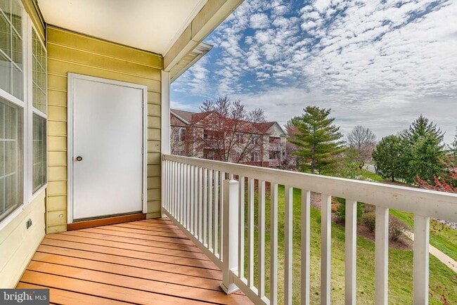 Building Photo - 8202 Blue Heron Dr