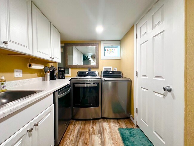 Building Photo - Modern Comfort Meets Convenience – Fully F...