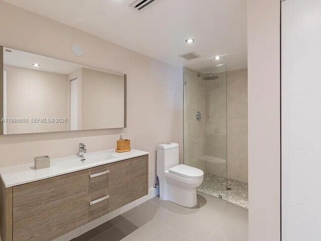 Building Photo - 1800 NE 114th St