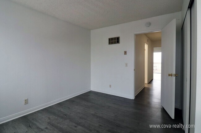 Building Photo - 271 S Ventura Rd