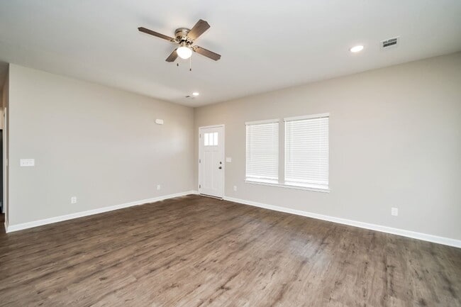 Building Photo - Welcome Home! Stylish 3BR/2BA with All the...