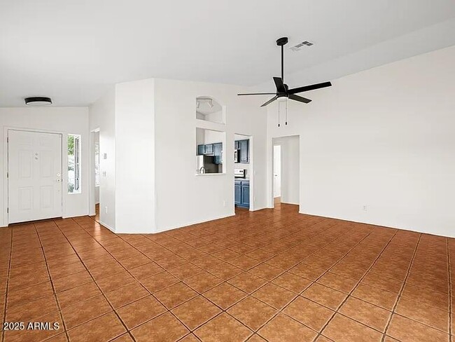 Building Photo - 1083 E Boston Ct