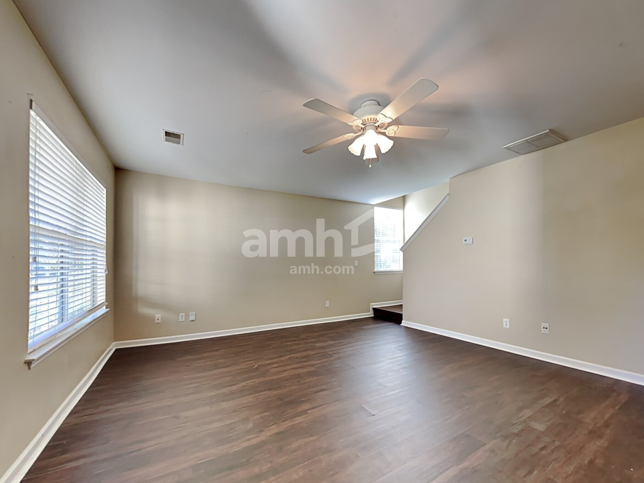 Building Photo - 9001 Greenbriar Dr