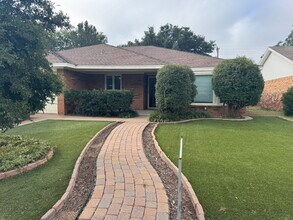Building Photo - "Spacious 3-Bedroom with 2 Full Baths in P...
