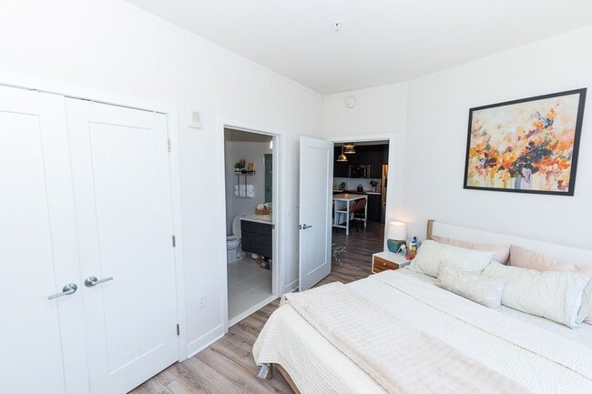 Building Photo - Spacious PENTHOUSE unit has it all! Light filled 1BR/1BA + DEN condo