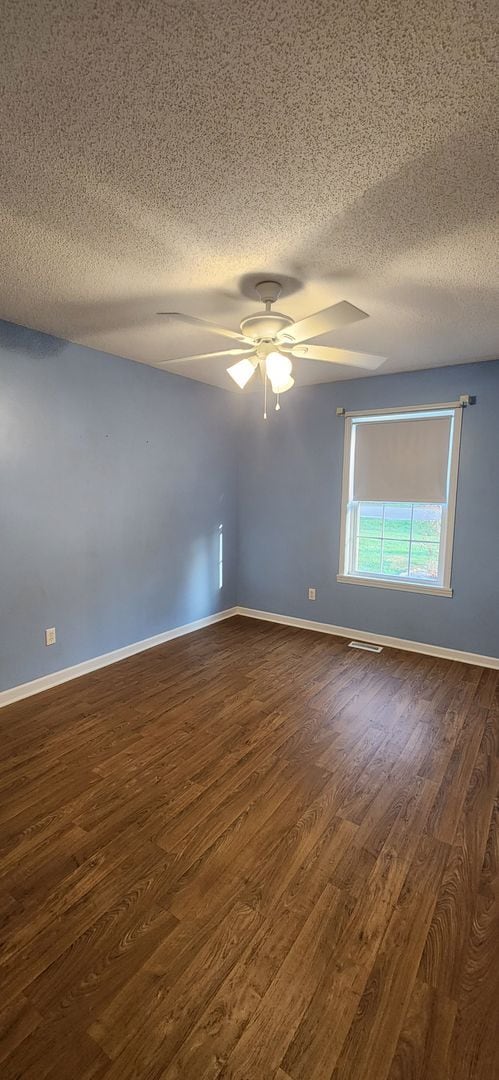 Building Photo - 3 bedroom / 2 bath Perfect location *Available for a 12 month lease* Unfurnished