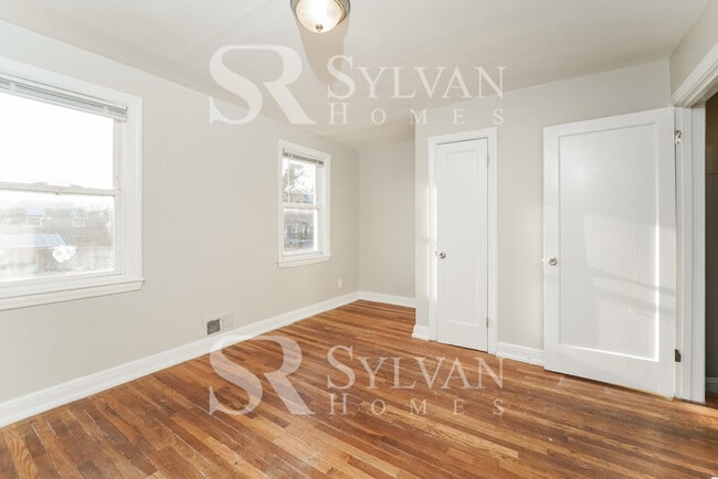 Building Photo - The living is easy in this 3 bedroom, 1.5 bathroom townhome