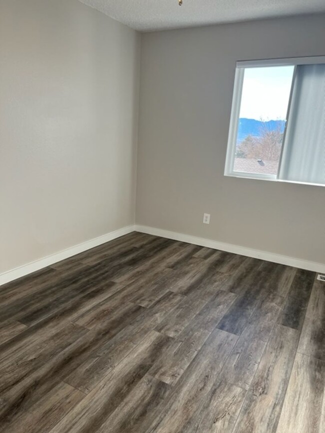 Building Photo - REMODELED TWO BED TOWNHOME!!