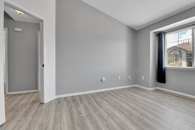 Building Photo - $2,000 - 2 Bed, 2 Bath Updated Townhome in...