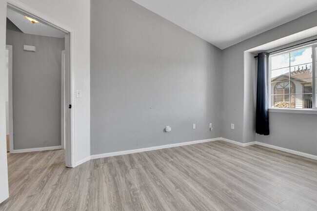 Building Photo - $2,100 - 2 Bed, 2 Bath Updated Townhome in...